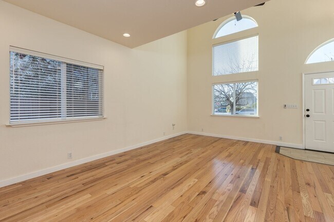 Building Photo - Lovely light and bright 3 bedroom 2.5 bathroom home Doe MIll Neighborhood, Cul-de-Sac Location