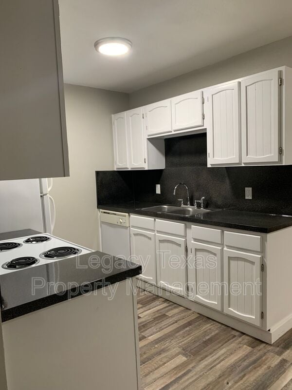 Building Photo - 1410 Courtney Pl