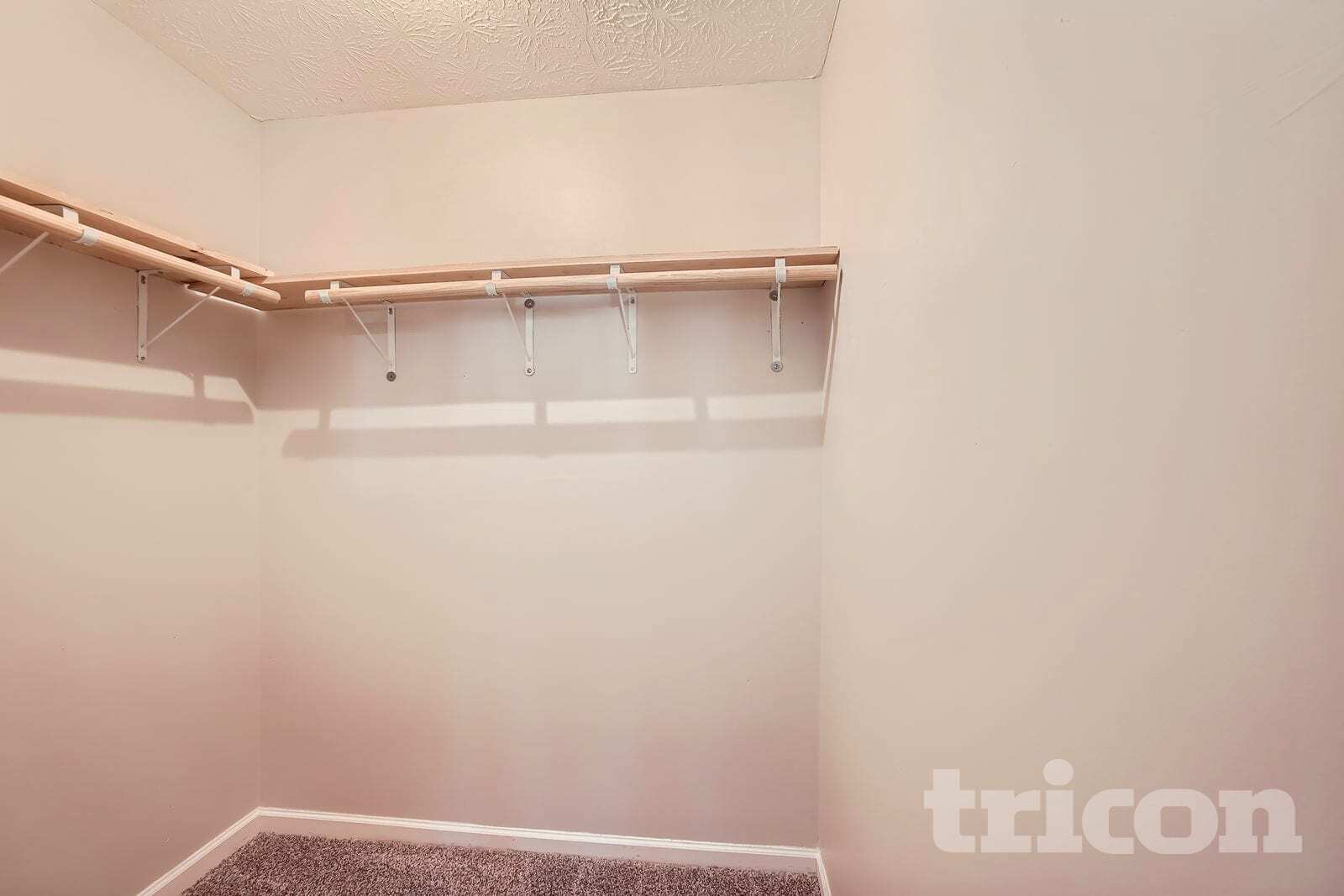 Building Photo - 5 Meadow Green