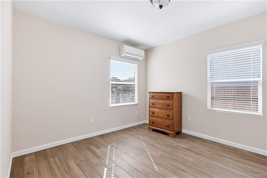 Building Photo - 1033 E 57th St