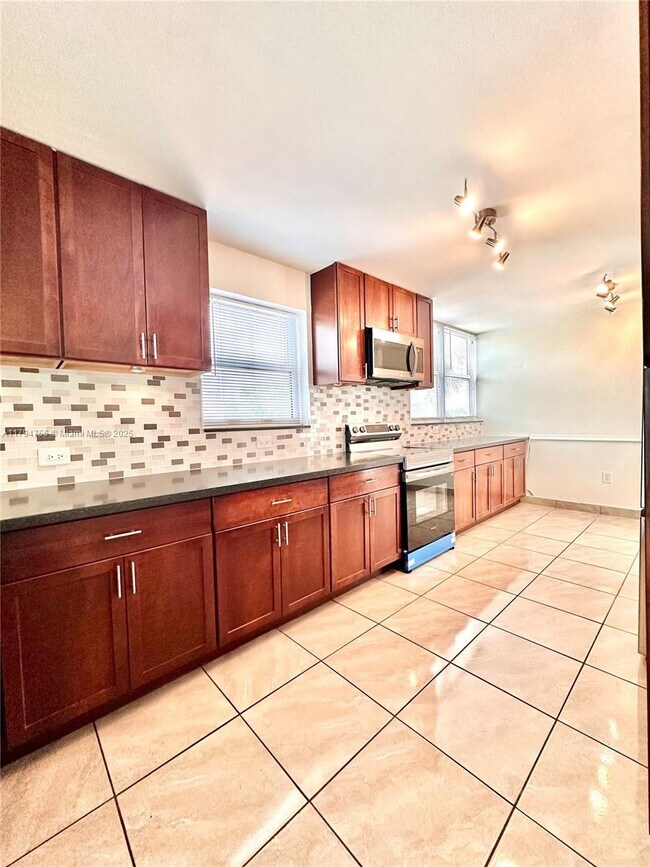 Building Photo - 1175 NE Miami Gardens Dr