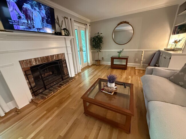 Building Photo - Charming Brick Midtown Townhome