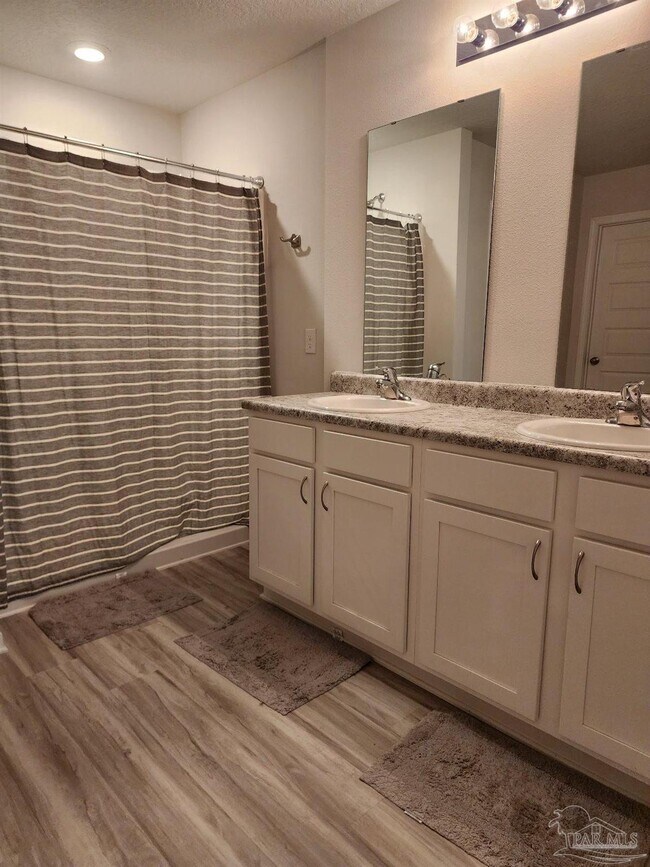 Building Photo - 5379 Peach Dr