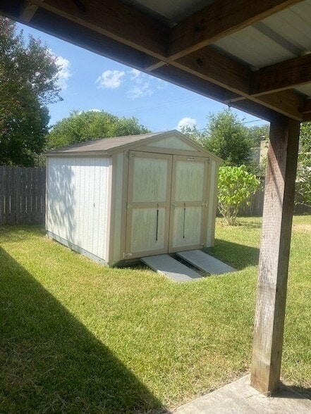 Building Photo - 607 Rosewood Dr
