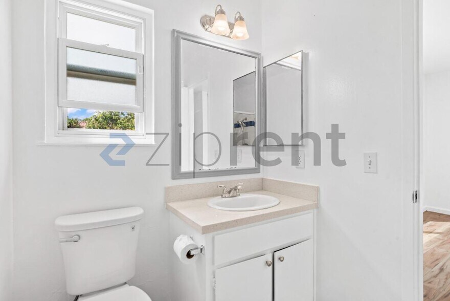 Building Photo - Unit