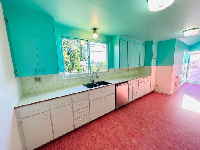 Building Photo - Beacon Hill - "Pretty in Pink" 2 Bedroom /...