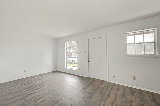 Building Photo - 1110 W Tri Oaks Ln