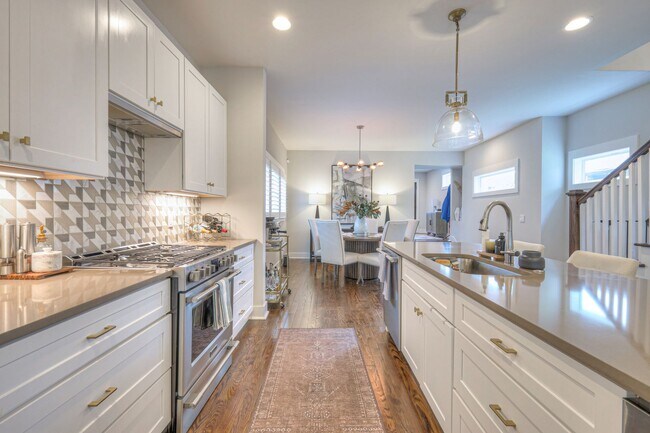 Building Photo - Luxurious 4BR Home Close to 12 South