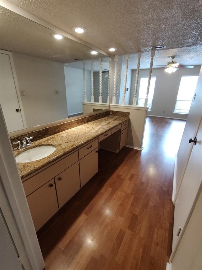 Building Photo - 4207 Las Palmas Dr