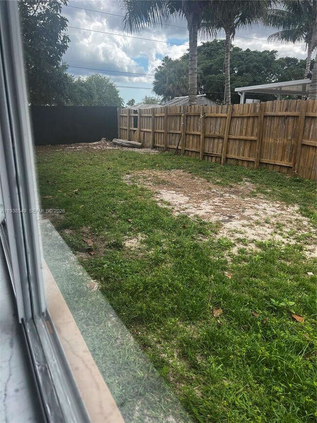 Building Photo - 1304 SE 7th Ct