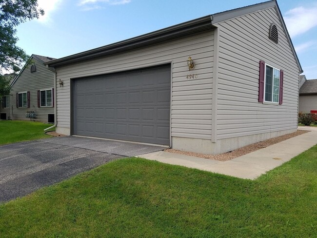 Building Photo - One level living in this end unit townhome!