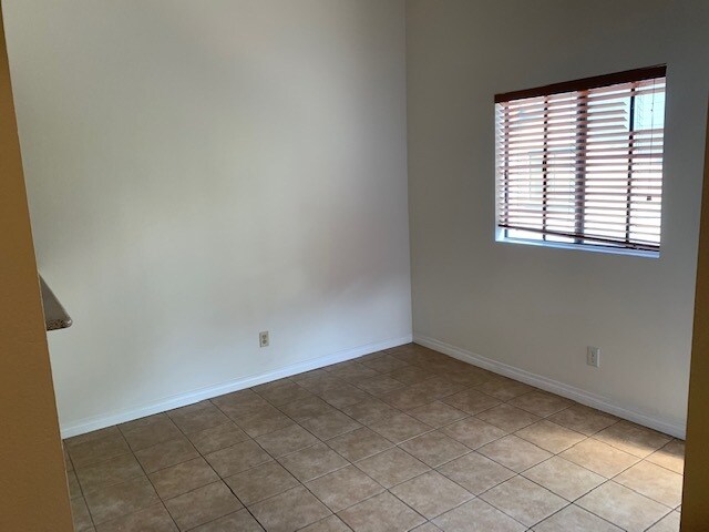 Dining area - 1255 Los Robles N Ave