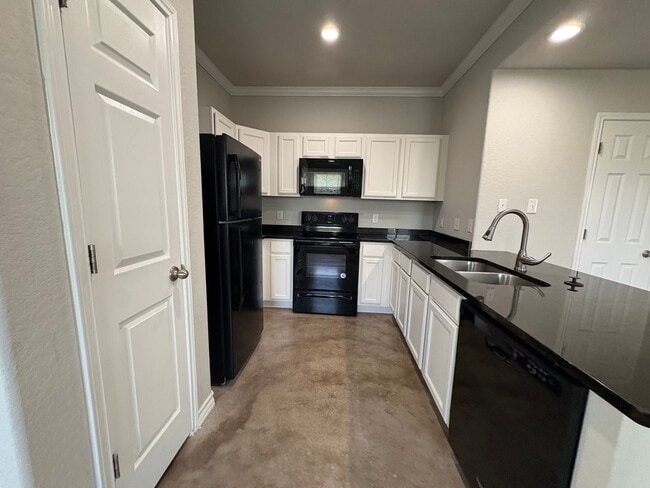 Building Photo - Beautiful town home located on the Northea...