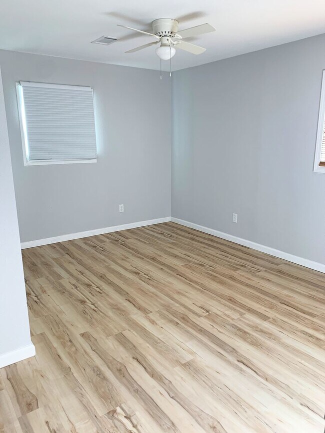 Building Photo - 2522 Meadowlane Dr