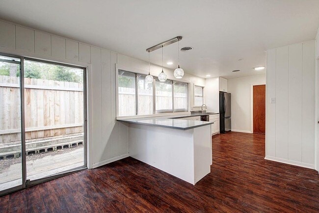 Building Photo - 6108 Cherrylawn Cir