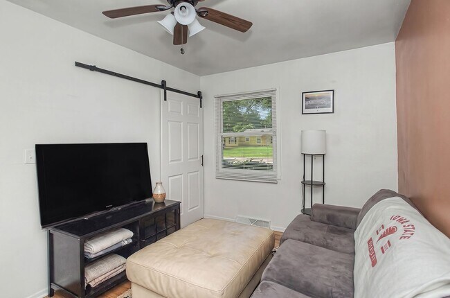 Building Photo - CHARMING RANCH!! 3 Bed, 1 Bath Home in Ames