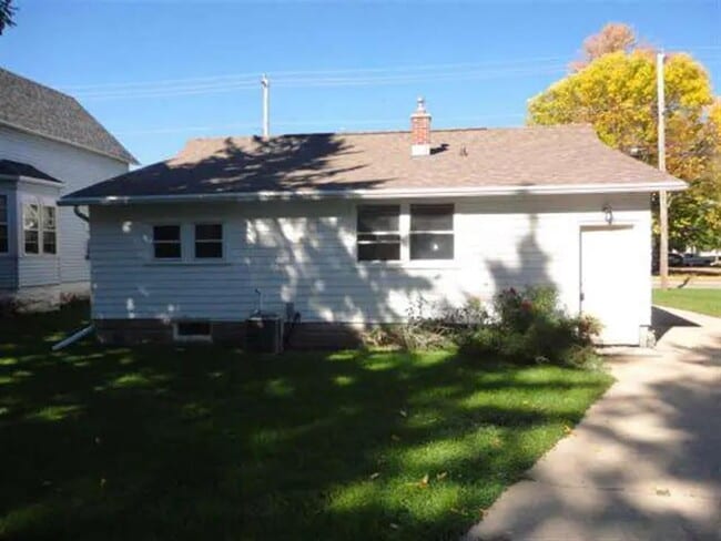 Building Photo - Great Neenah Location