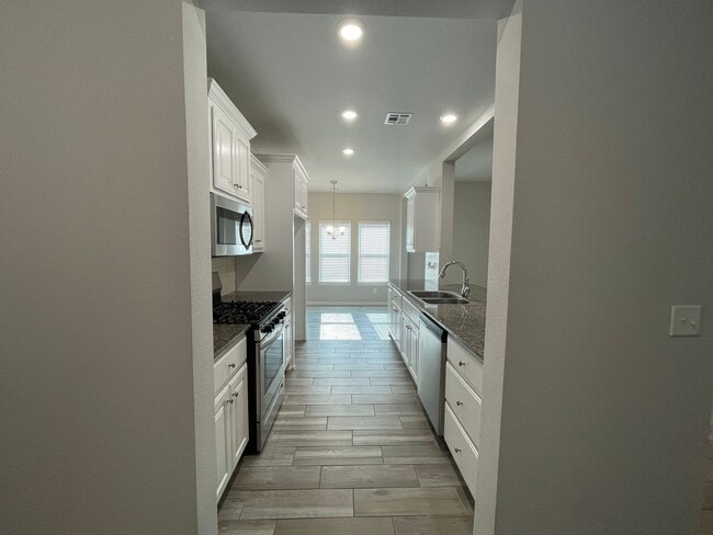 Building Photo - Beautiful 3 Bedroom 2 Bath 2 car garage ho...