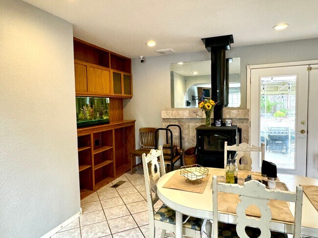 Building Photo - Lovely one level home in Northwest Santa R...