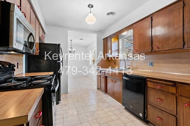 Building Photo - Beautiful Home in Springdale with Sunroom!