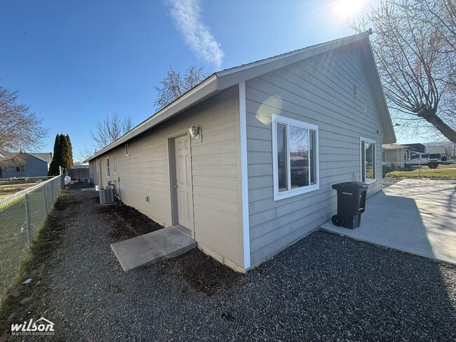 Building Photo - 1401 S 4th Ave