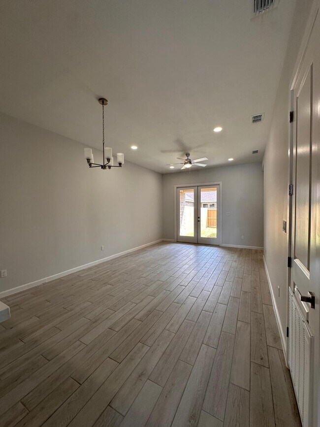 Building Photo - 1001 Julia St