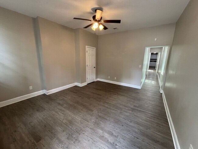 Building Photo - 2 Bed 1 Bath - Renovated single family house in the Russell neighborhood
