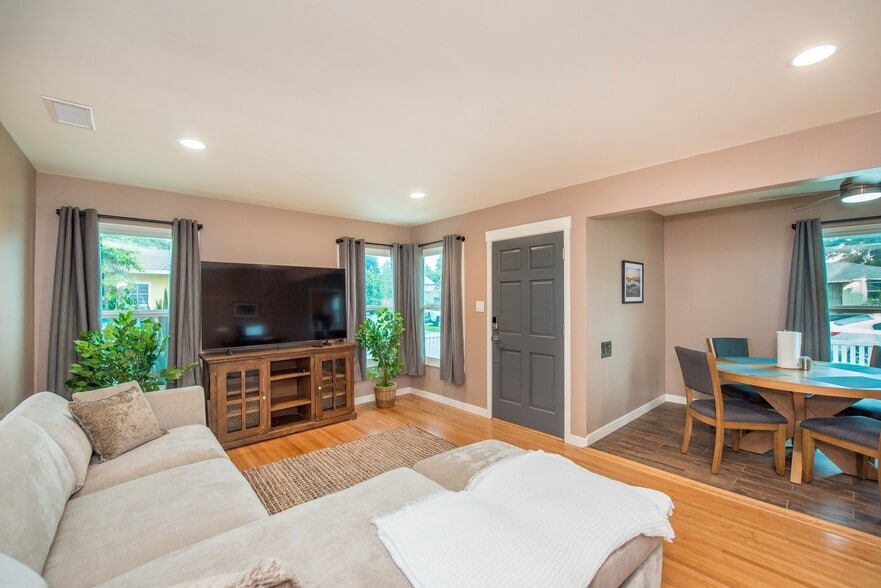 Building Photo - 250 N Clark St