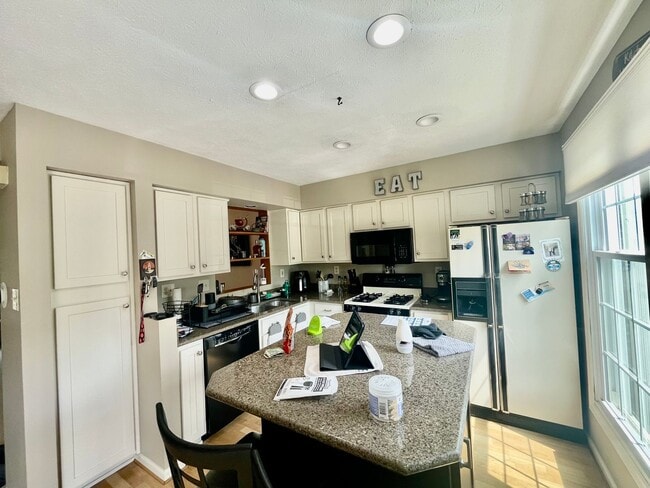 Building Photo - Charming and Spacious 3-Bedroom Home for R...