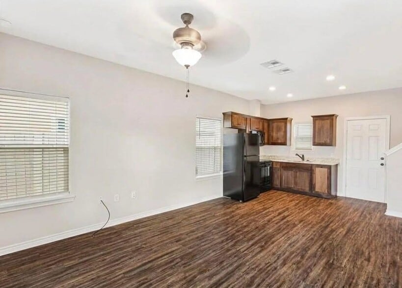 Building Photo - 2108 Cavitt Ave
