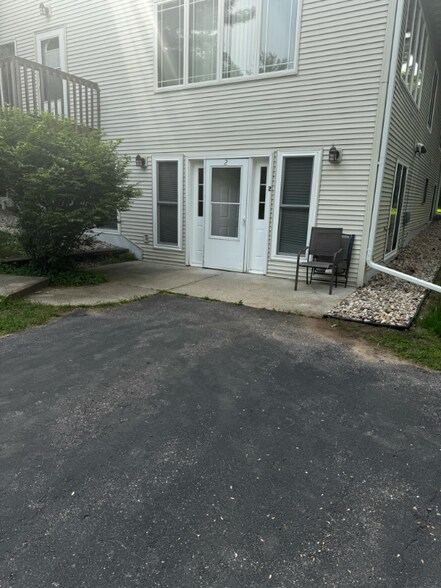 Building Photo - 110 Country Ln