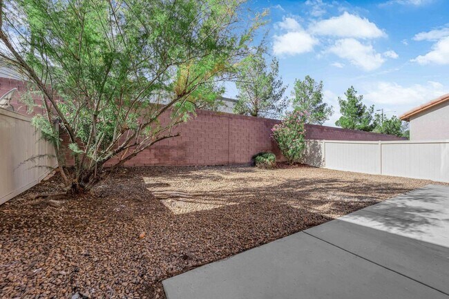 Building Photo - Large 3 bedroom, 2.5 bath house!