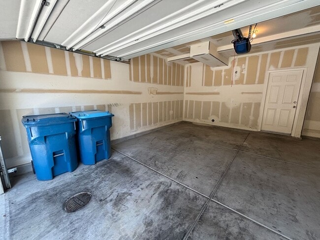Building Photo - GUARD GATED 3 BED 2.5 BATH 2 CAR GARAGE TO...