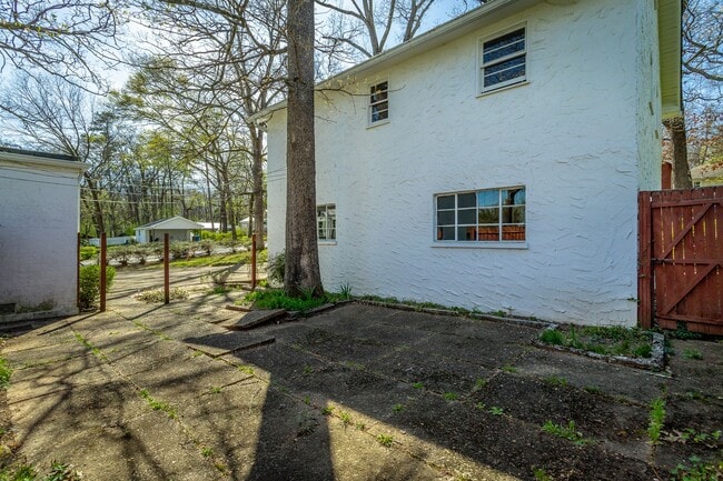 Building Photo - 3 Bedroom 2 Bath Classic