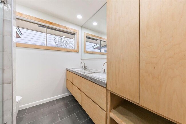 Building Photo - 5221 W 43rd St