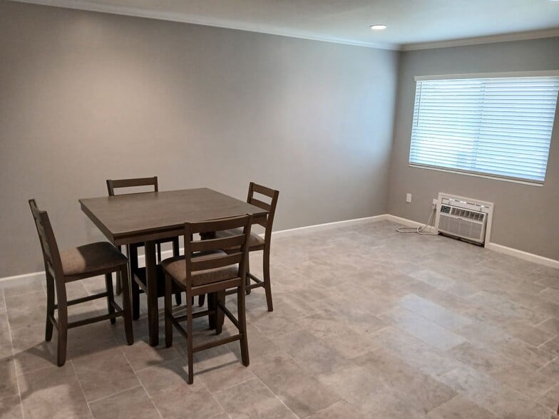 Building Photo - 580 W Shamrock St