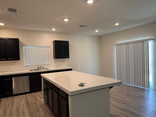 Building Photo - Beautiful 4 bed 2.5 bath in Sacramento!