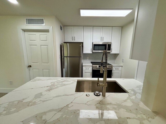 Building Photo - 2121 Fountain View Dr