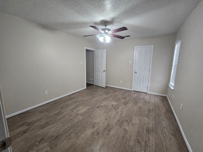 Building Photo - Great updated 4 bedroom 2.5 bath home, 2 c...
