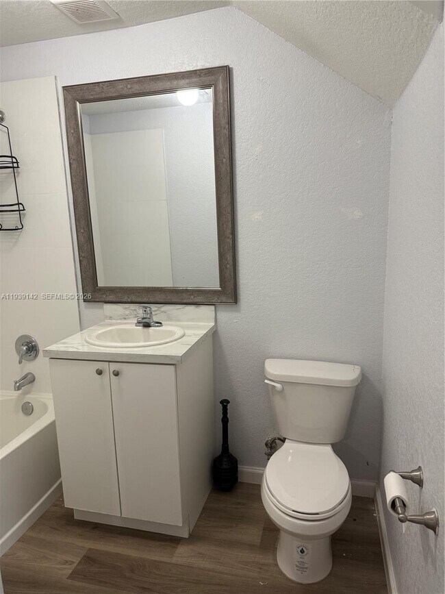 Building Photo - 582 SW 2nd Pl