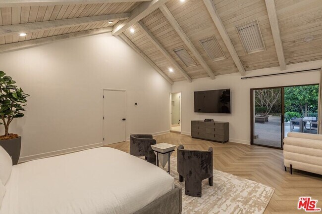 Building Photo - 624 N Beverly Dr