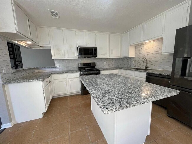 Building Photo - 13535 Gaby Virbo Dr