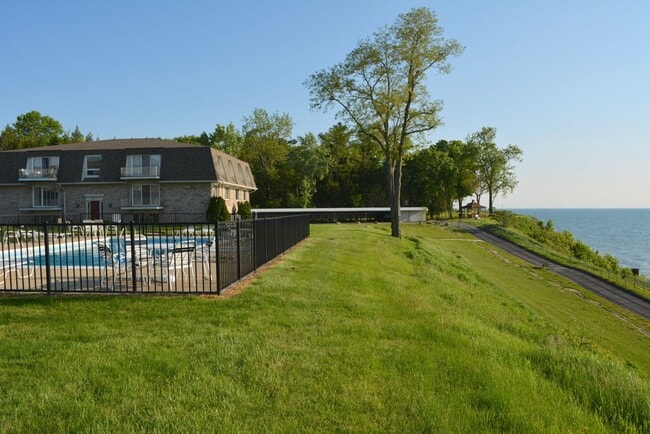 Building Photo - Partially Furnished 2-bedroom, 1 bathroom ...