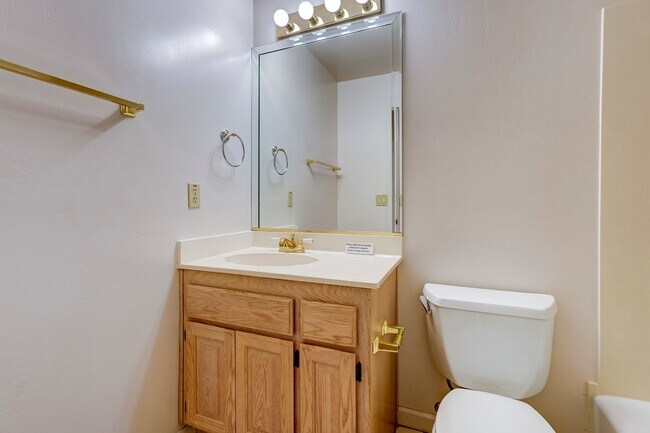 Building Photo - Spacious 3 Bed, 3 Bath Home in Hidden Valley Ranch!