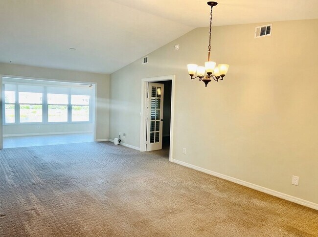 Building Photo - 600 E Lake Jasmine Cir