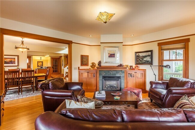 Building Photo - Meticulously designed Craftsman in North Beach with private beach access.