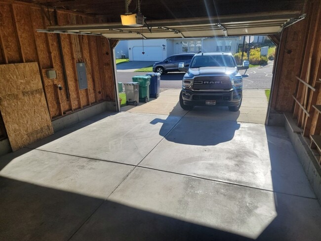 Building Photo - *MOVE IN SPECIAL * 1ST FULL MONTH FREE* 3 Bedroom Home North End Of Northwood - Great Location