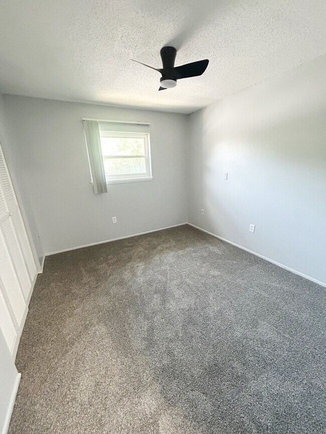 Building Photo - 601 Riverhill Cir
