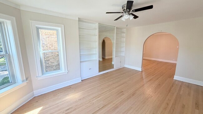Building Photo - 5706 N Maplewood Ave