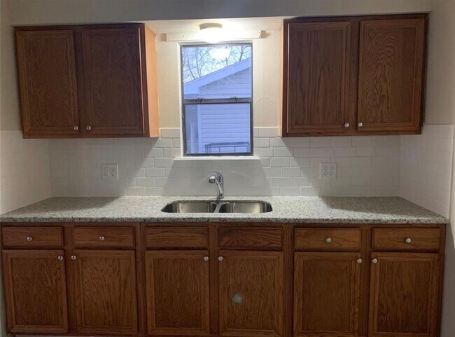 Building Photo - 324 Delaware St